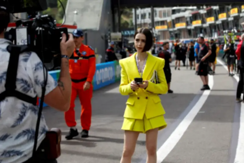 Tournage d'Emily in Paris à Monaco : Lily Collins et Sergio Perez en vedette
