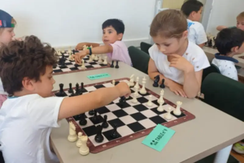 Tournoi d'échecs pour enfants de 4 à 6 ans à Hyères : Anis remporte le titre