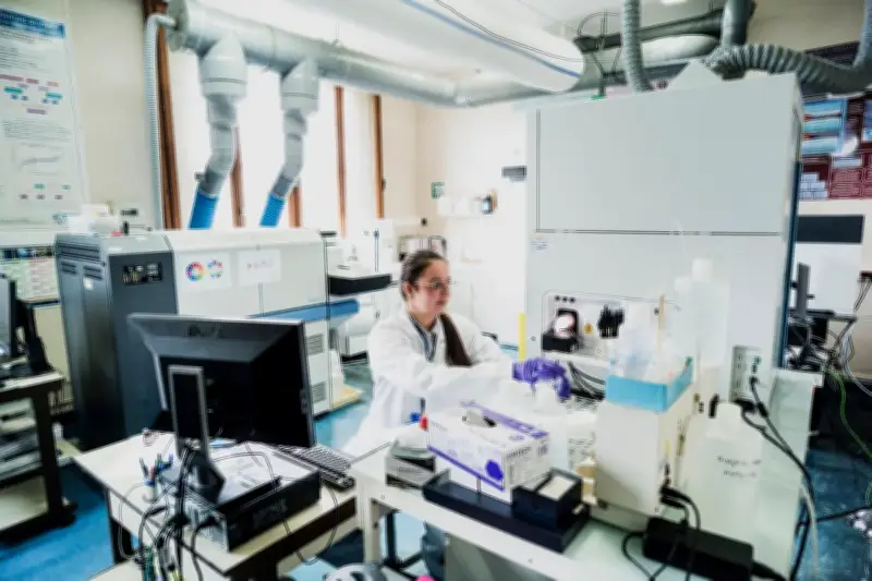 Traque des polluants éternels : immersion dans le laboratoire qui mesure l'impact