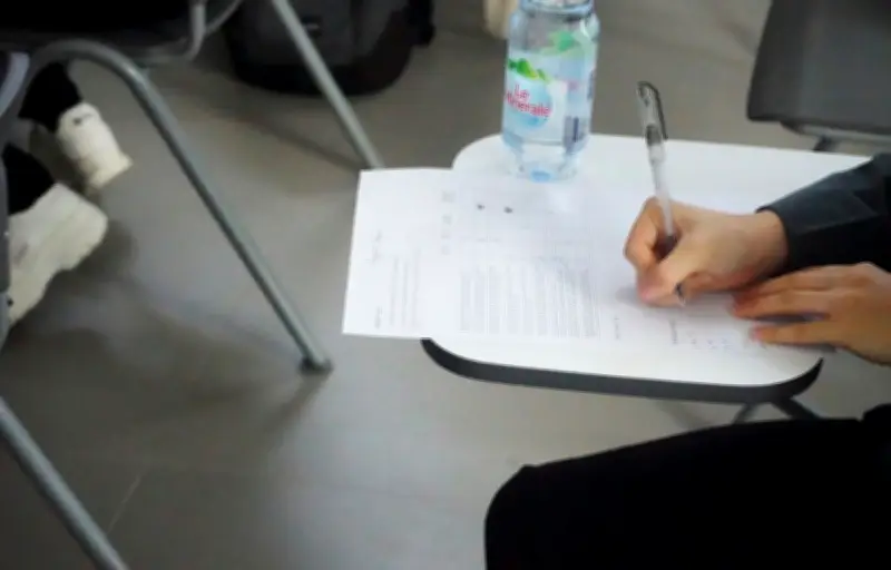Triche au bac : les confessions d'anciens candidats sur leurs stratagèmes