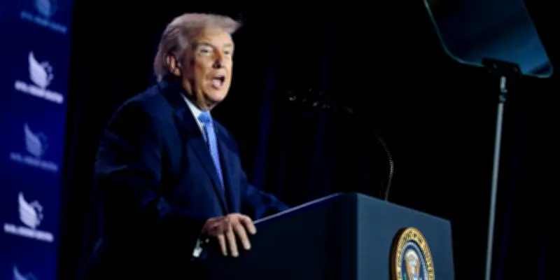 Trump menace de 100% de droits de douane contre la taxe numérique