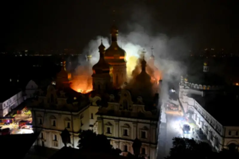 Ukraine : neuf morts dans des frappes russes, cathédrale orthodoxe en feu à Kiev
