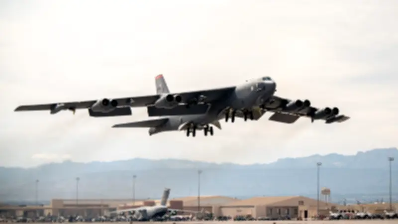 Un bombardier B-52 américain s'écrase en Californie après son décollage