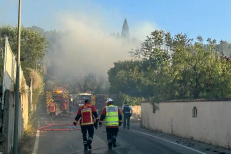 Un cabanon en feu à La Crau : épaisse fumée visible de l'A57