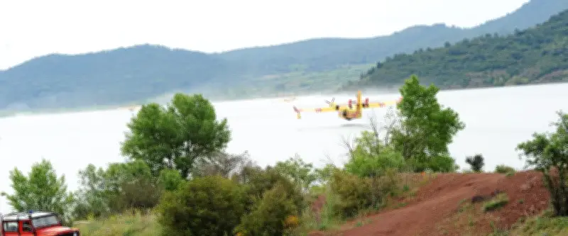 Un Canadair éteint un feu de végétation lors d'un entraînement sur le lac du Salagou