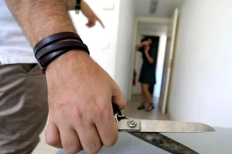 Un commerçant toulonnais se plante des ciseaux dans la cuisse pour retenir son ex-compagne