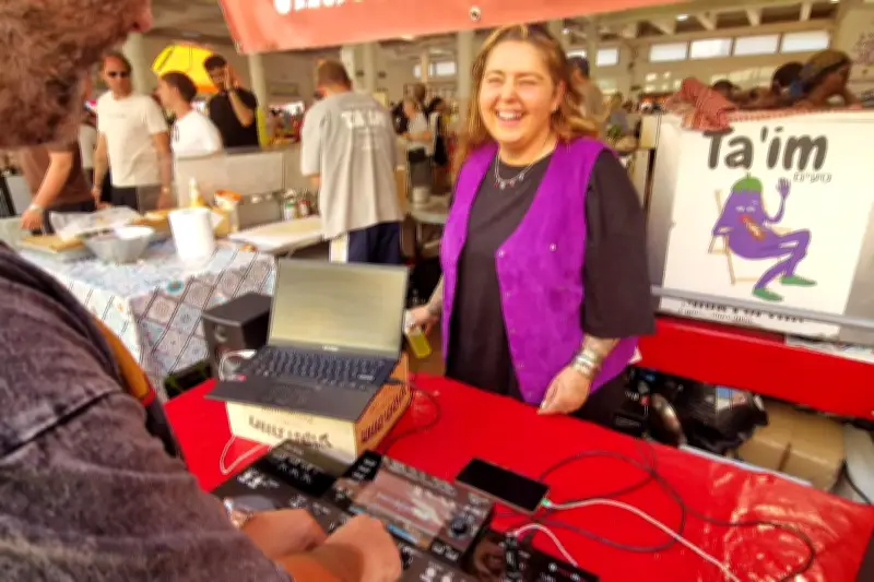 Un DJ ambiancé le marché Forville à Cannes pour la fête de la musique