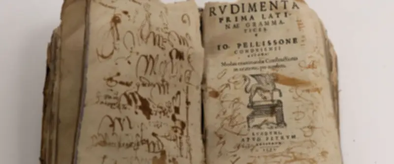 Un livre de grammaire de 1571 découvert caché dans une maison médiévale à Lodève