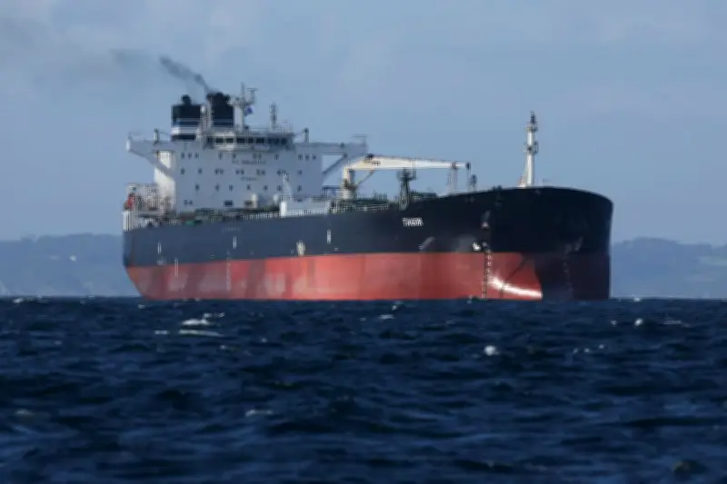 Un pétrolier russe de la flotte fantôme arraisonné par la France arrive en Bretagne