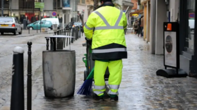 Un riverain frappe un agent municipal avec un seau à Clermont-l'Hérault