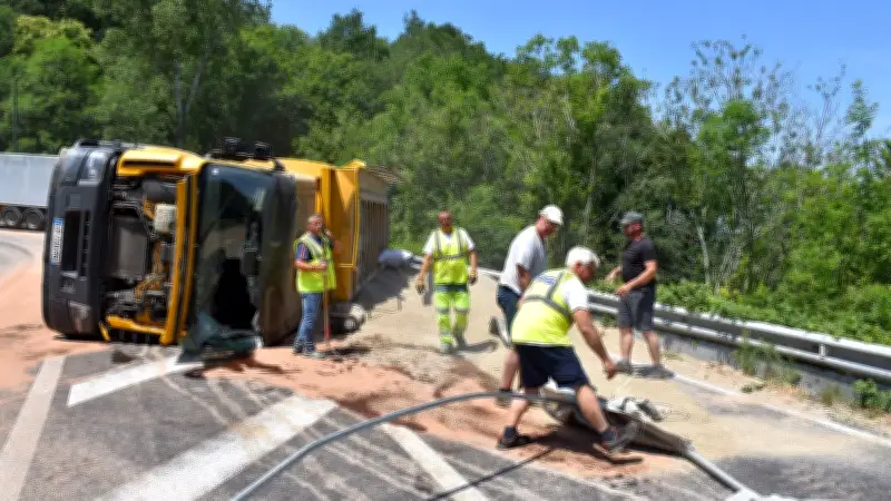 Un semi-remorque se renverse à Saint-Sernin-sur-Rance, le chauffeur blessé