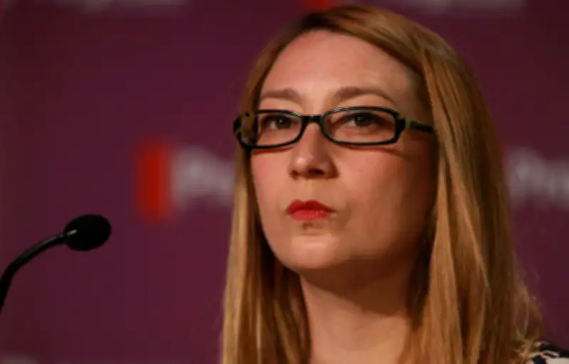 Une députée britannique poursuit xAI pour des deepfakes sexistes générés par Grok