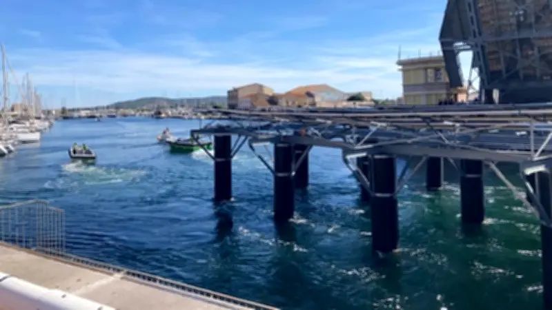Une table conchylicole solaire de 48 tonnes installée dans l'étang de Thau