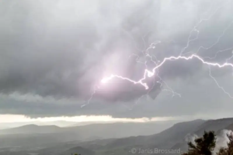 Var en vigilance orange aux orages : vent jusqu'à 90 km/h et grêle attendus