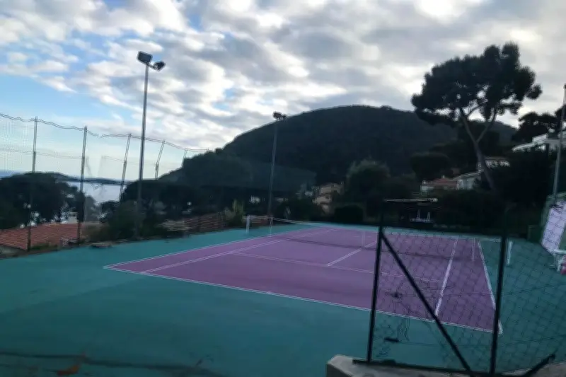 Vente du court de tennis d'Èze : le maire inflexible face à l'opposition