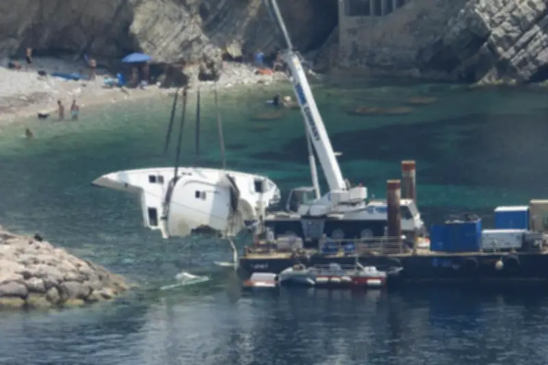 Villefranche-sur-Mer : le catamaran échoué repêché avec succès