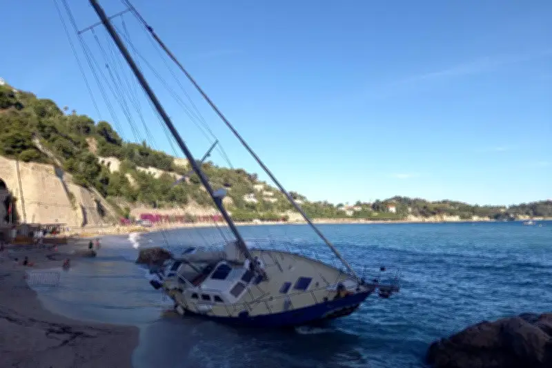 Villefranche : un voilier s'échoue sur la plage des Marinières à cause du vent