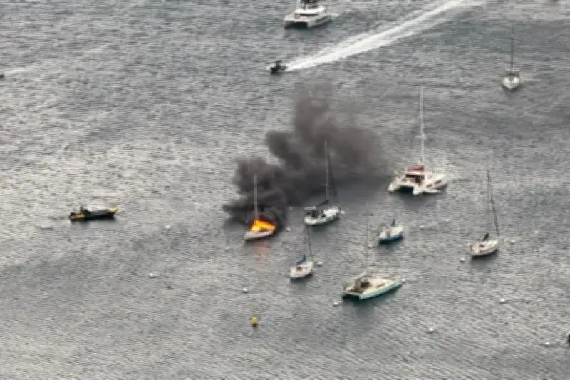 Voilier en feu à Villefranche-sur-Mer : épais panache de fumée noire dans la rade