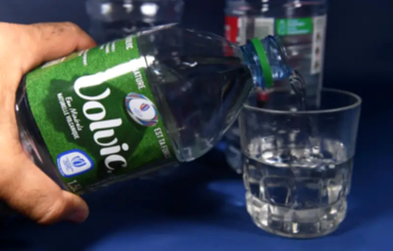 Volvic condamnée pour allégations trompeuses sur le carbone et le recyclage