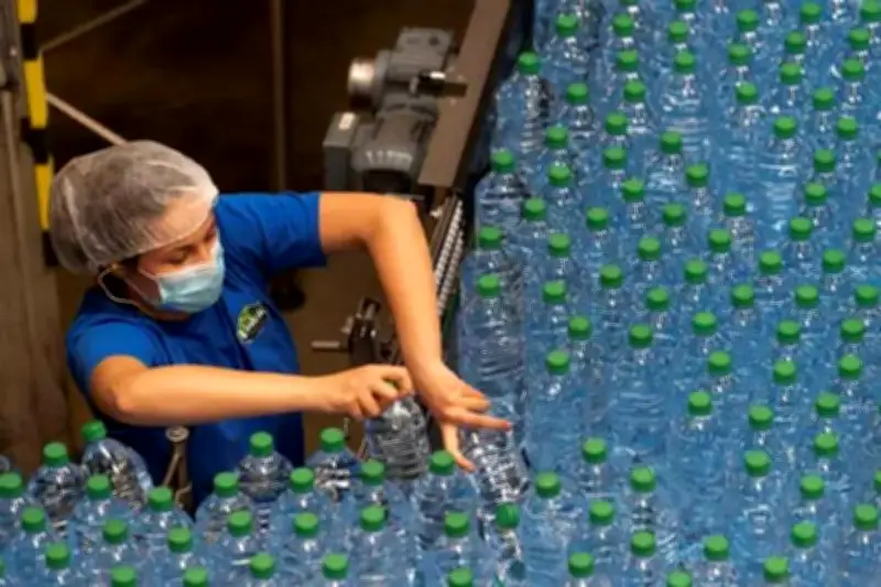 Volvic condamnée pour publicité trompeuse sur la neutralité carbone