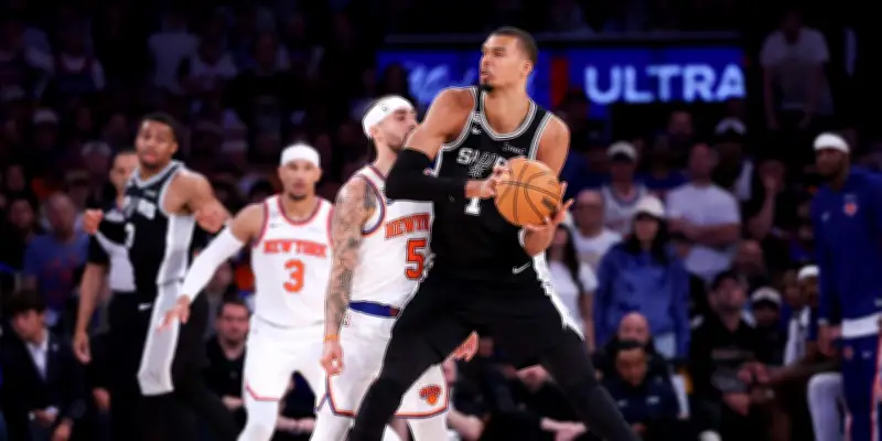Wembanyama et les Spurs contrarient New York sous les yeux de Trump hué