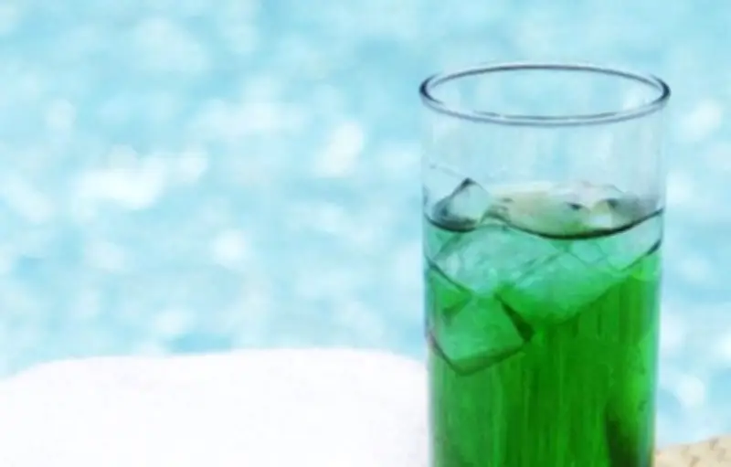 Yuka dénonce le colorant E133 dans les sirops de menthe
