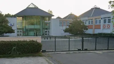 Adolescent de 15 ans poignarde une camarade en plein cours