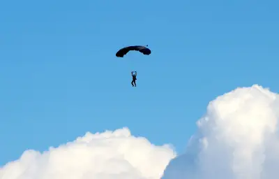Baptême de saut en parachute décalé : elle évite la mort de justesse