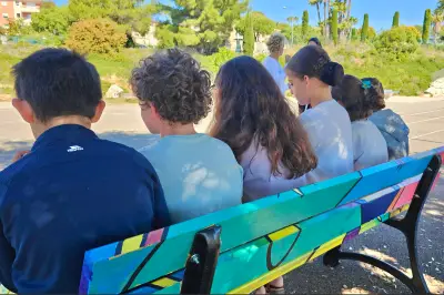 Biot inaugure un nouveau banc de l'amitié dans une école du village