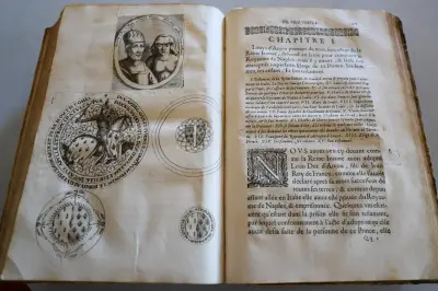 Brignoles : un livre de 1655 sur les comtes de Provence offert au musée
