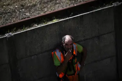 Canicule au travail : l'absurde « buvez de l'eau » face à 45°C