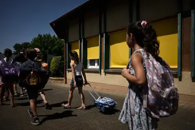 Canicule : des couvertures de survie sur les fenêtres d'une école pour lutter contre la chaleur