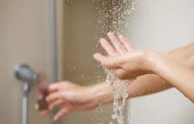 Canicule : pourquoi la douche glacée est déconseillée par les médecins