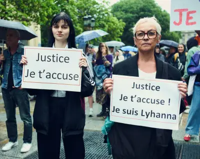 «C'est une honte pour notre pays» : à Paris, hommage à Lyhanna sous les fenêtres du ministère de la Justice