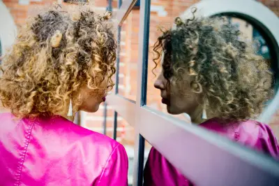Cheveux bouclés : le poids des préjugés persiste