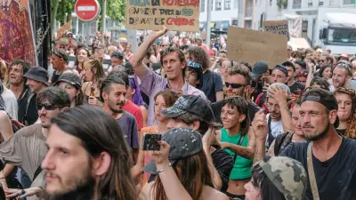 Des milliers de teufeurs défilent à Montpellier contre la répression des rave parties