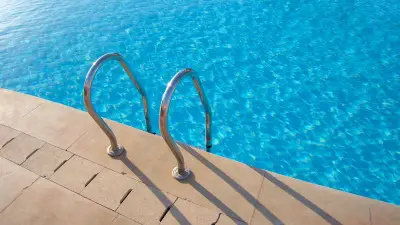 Deux septuagénaires retrouvés noyés dans une piscine à Chatuzange-le-Goubet