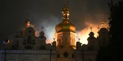 Guerre en Ukraine : une cathédrale en feu à Kiev, les images choc