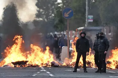 Irlande du Nord : l'extrême droite exploite une attaque au couteau, manifestations violentes