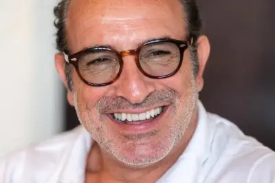 Jean Dujardin approuve le choix de « Ton Pote Gillian » pour reprendre son rôle dans « Un gars, une fille »