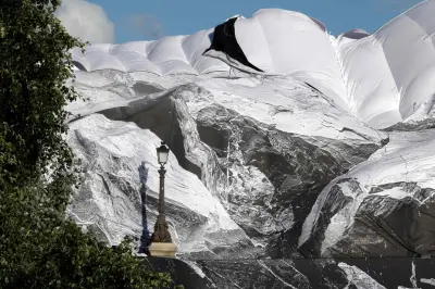 La caverne de JR sur le Pont Neuf endommagée : ouverture reportée