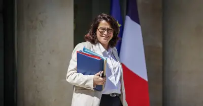 Macron et sa ministre offrent des pierres magiques aux Bleus