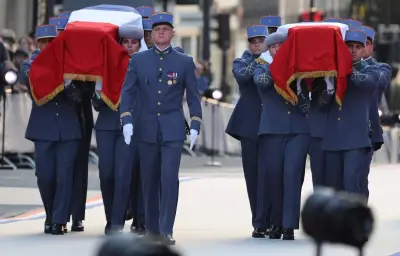 Marc Bloch et son épouse entrent au Panthéon lors d'une cérémonie solennelle