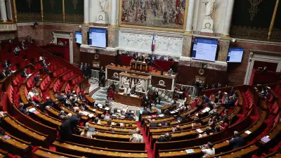 Mariages d'étrangers irréguliers : Ménard dénonce une "mascarade" après l'échec du vote