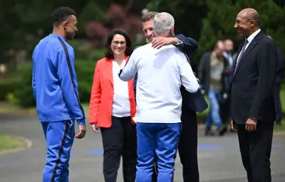 Marina Ferrari offre des pierres de protection aux Bleus, Macron médusé