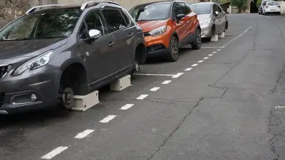 Montpellier : une étudiante retrouve sa Clio sur des parpaings, les quatre roues volées