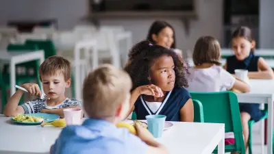 Paris: cantine gratuite pour 17 000 enfants modestes