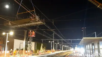 Passerelle géante de 240 tonnes installée de nuit à la gare d'Agde