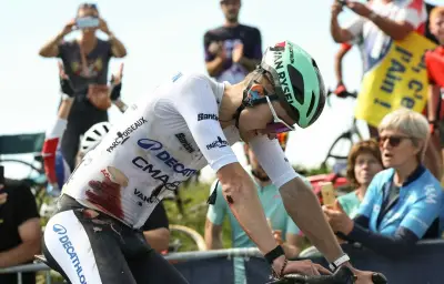 Paul Seixas au départ de la dernière étape malgré sa chute