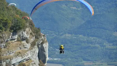 Plonévez-Porzay : un parapentiste de 76 ans meurt en chutant en mer